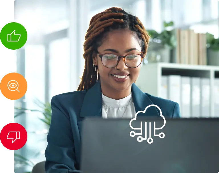 homem utilizando o InterConnect Box em seu notebook